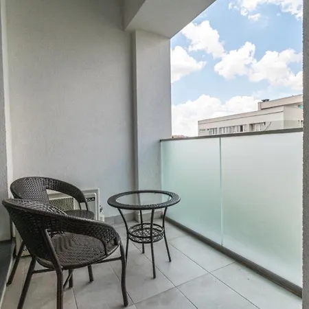 Apartment Relaxation Station: Cozy With Smart Features Near Ior Park