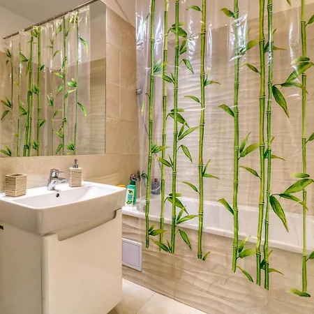 Apartment Relaxation Station: Cozy With Smart Features Near Ior Park *